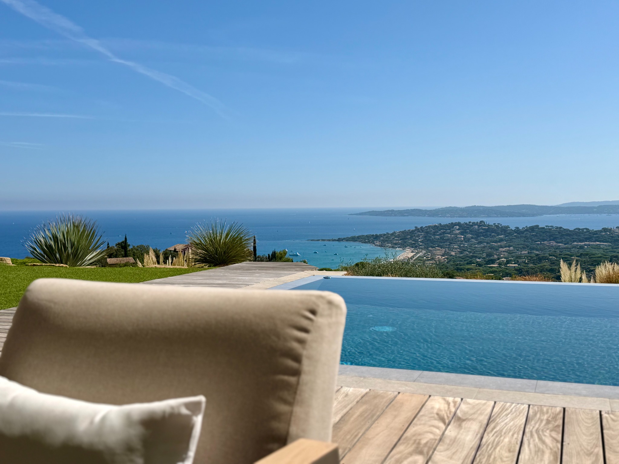 Piscine et vue sur la Méditerranée