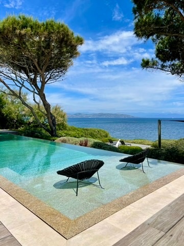 Piscine à débordement, pins et vue sur la Méditerranée