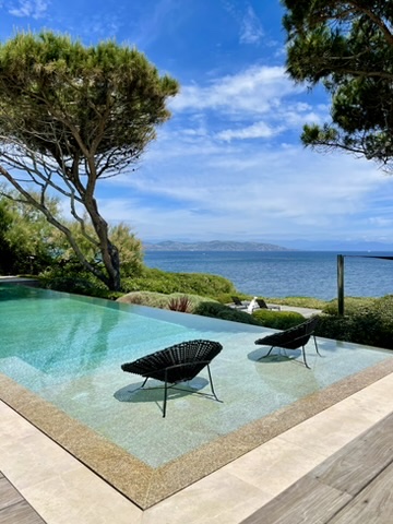 Piscine et vue sur la Méditerranée